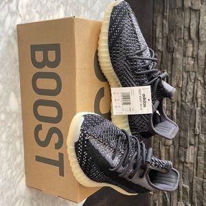 **SOLD** Yeezy Boost 350 V2